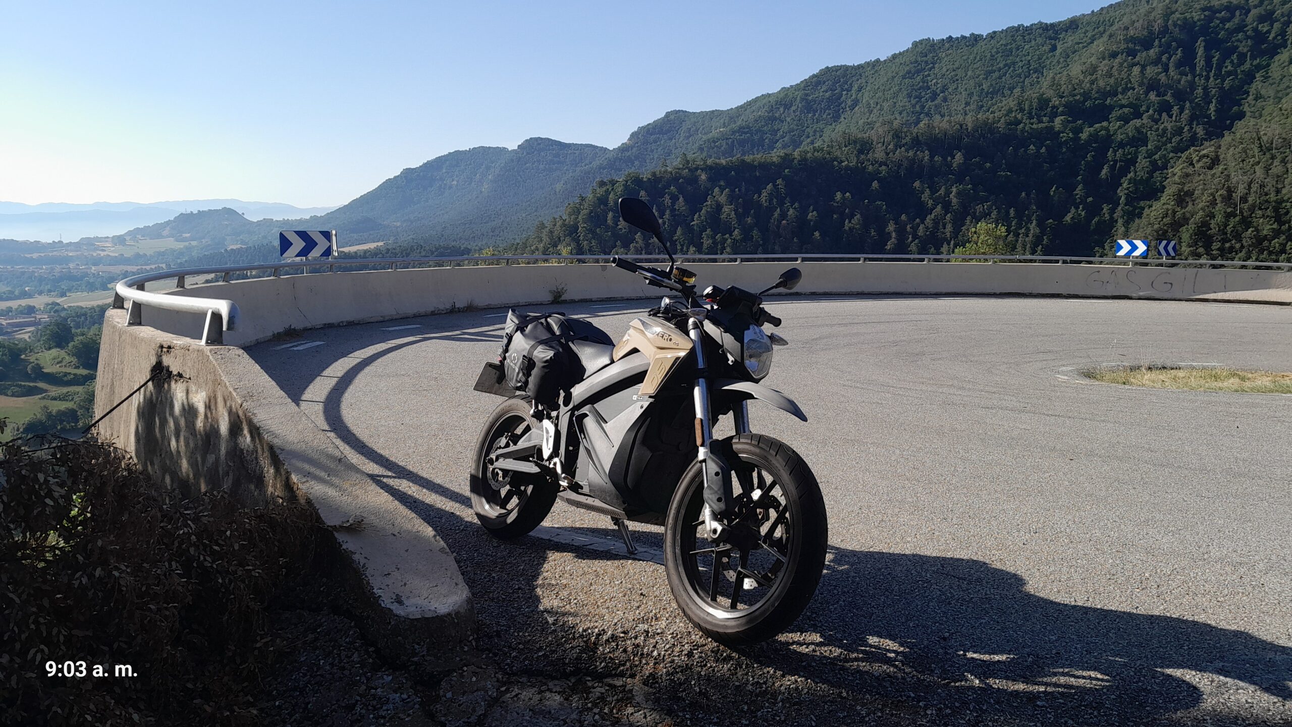 Zero DS en carretera de montaña