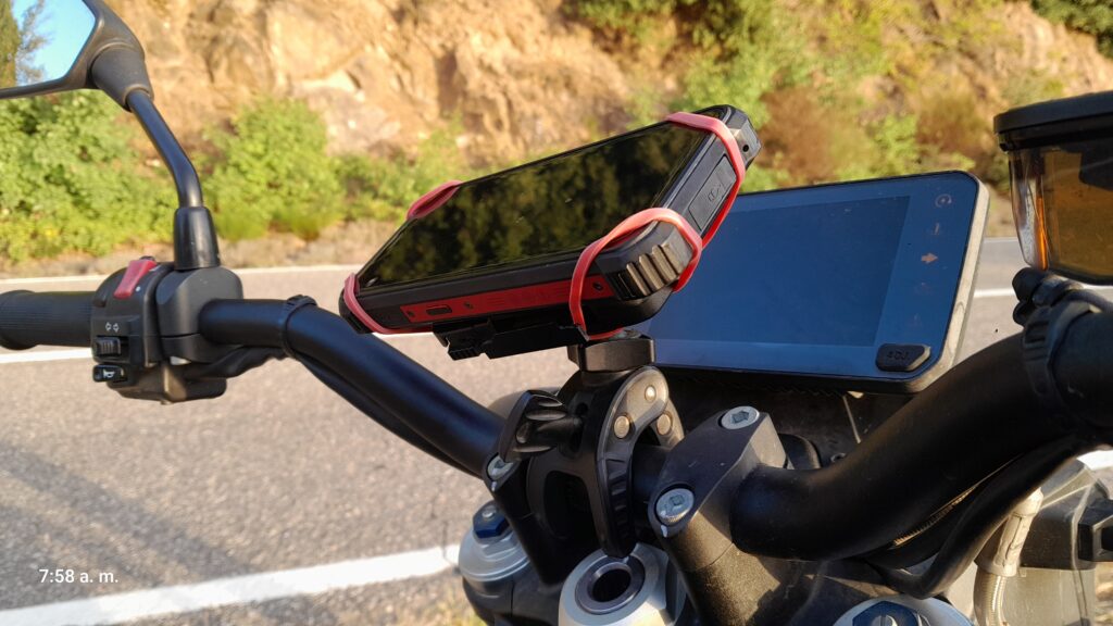 Móvil rugerizado montado en el manillar de una moto