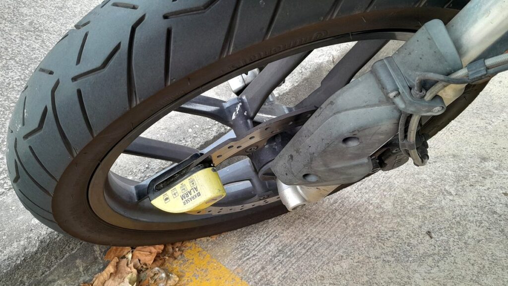 Candado de disco con alarma en la rueda de una moto