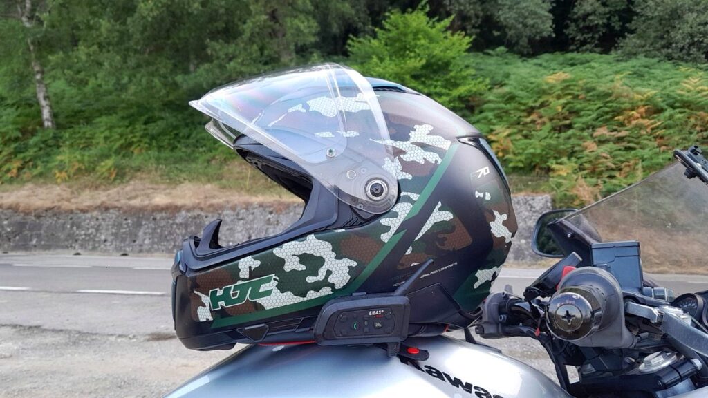 Intercomunicador EJEAS montado en un casco de moto