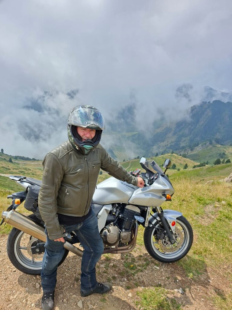 Quim con su Kawasaki Z750S en el Col de Pailhères