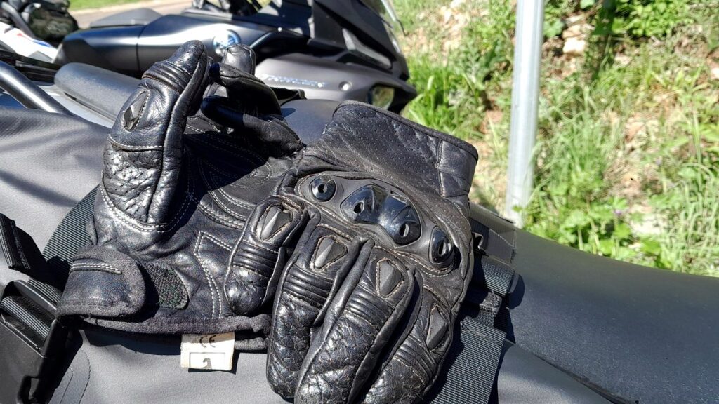 Guantes obligatorios en moto con protecciones y etiqueta CE visible