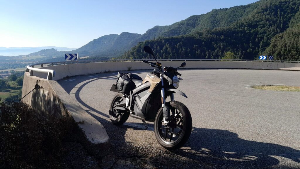 Moto eléctrica Zero DS en una curva de carretera de montaña