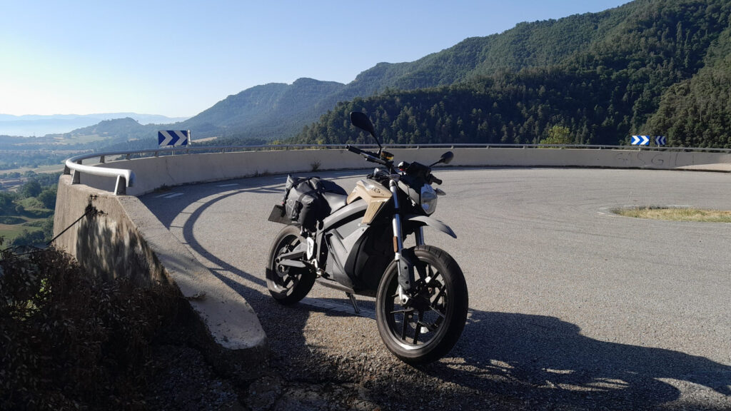 Moto eléctrica Zero DS en una curva de carretera de montaña